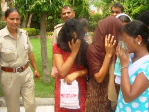 सेक्स रैकेट का खुलासा, शराब और कंडोम बरामद सेक्स रैकेट का खुलासा, शराब और कंडोम बरामद