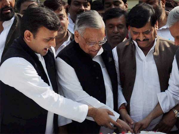 2- पिता और चाचा की छवि से बाहर निकलने की कोशिश