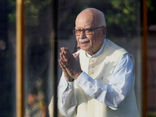 गेट नंबर 4 पर खड़े थे लालकृष्ण आडवाणी