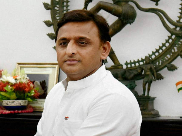 CM Akhilesh Yadav calls the girls to meet who wrote letter to him with blood CM Akhilesh Yadav calls the girls to meet who wrote letter to him with blood