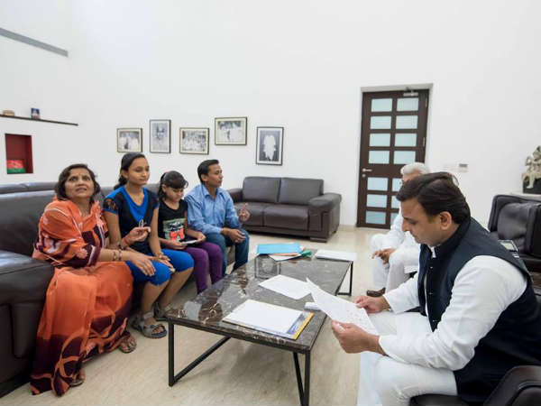 CM Akhilesh give compensation of 10 lac to girls of Bulandsahar CM Akhilesh give compensation of 10 lac to girls of Bulandsahar