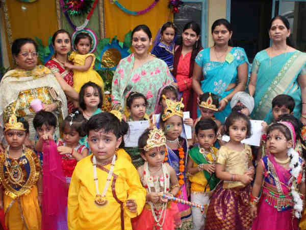 Pics: कान्हा की भक्ति में लीन हुईं मुलायम की छोटी बहू अपर्णा यादव