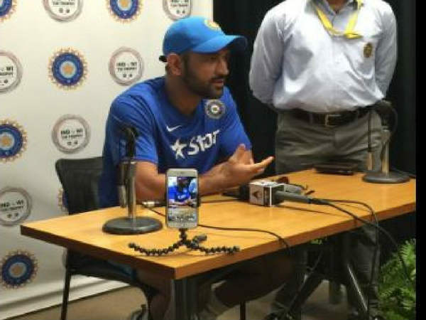 प्रेस कॉन्फ्रेंस में बोले धोनी, 'आज जो भी हूं, सिर्फ क्रिकेट की ही वजह से हूं' प्रेस कॉन्फ्रेंस में बोले धोनी, 'आज जो भी हूं, सिर्फ क्रिकेट की ही वजह से हूं'