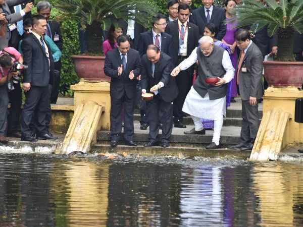 मछलियों को दाना खिलाते वक्त खुश दिखे