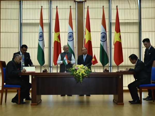 समझौतों पर किए हस्ताक्षर