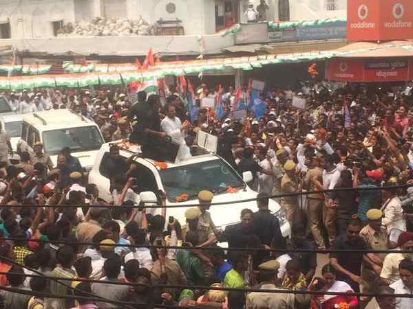 राहुल गांधी ने अयोध्या में किया रोड-शो