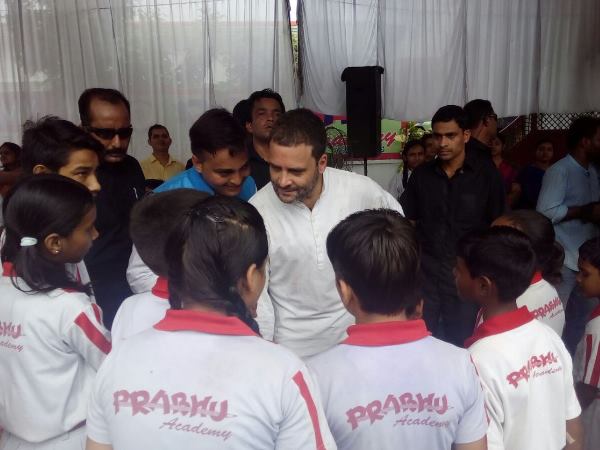 जब बच्चों से मिले कांग्रेस के उपाध्यक्ष