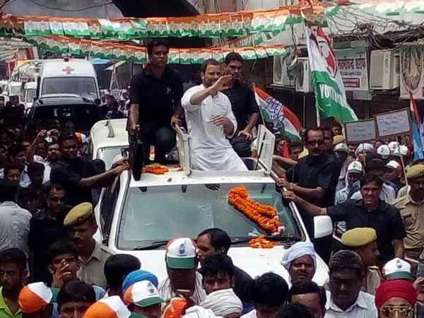 रोड-शो के दौरान राहुल का अंदाज