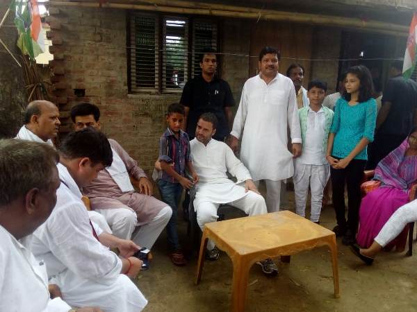 राहुल गांधी ने किया डोर-टू-डोर कैंपेन