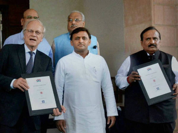 अधिकारियों की राजनैतिक घरानों में दखल आई सामने