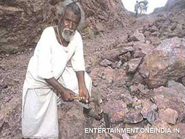 indian railway to offer railway track and train to mountain man dashrath manjhi's village gehlour. इंडियन रेलवे का 'माउंटेन मैन' दशरथ मांझी के गांव को तोहफा, अब गेहलोर में दौड़ेगी ट्रेन indian railway to offer railway track and train to mountain man dashrath manjhi's village gehlour. इंडियन रेलवे का 'माउंटेन मैन' दशरथ मांझी के गांव को तोहफा, अब गेहलोर में दौड़ेगी ट्रेन