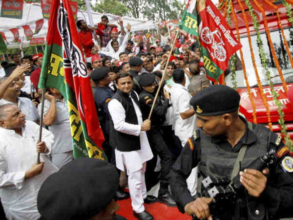 कमजोर किया जा रहा है अखिलेश को