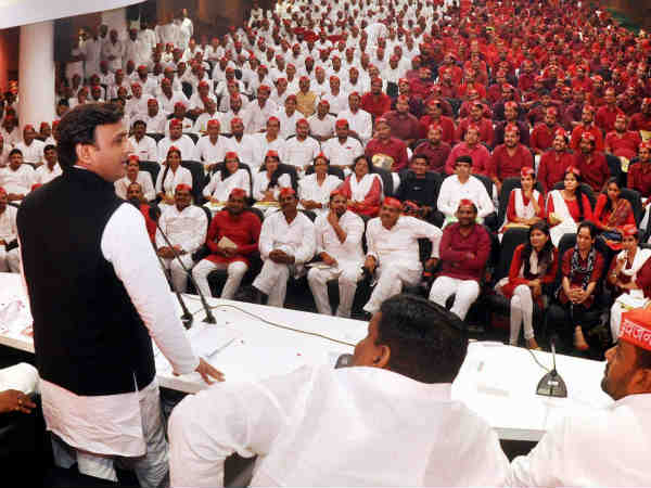 खून से लिखा इस्तीफा, सड़क पर लेटे, टॉवर पर चढ़ गए