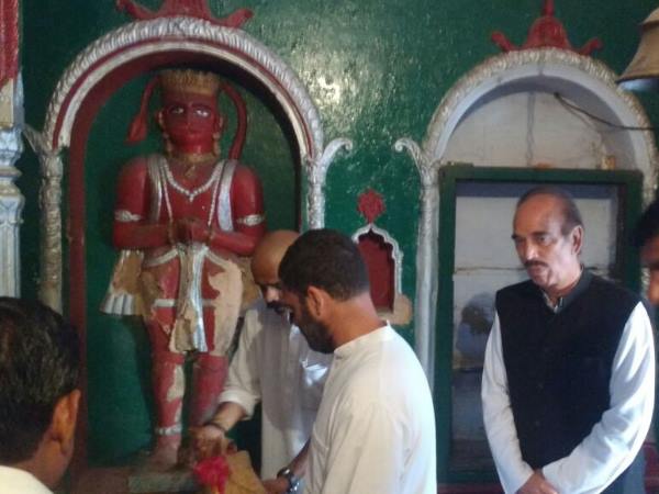 लखनऊ में रोड शो के दौरान राहुल गांधी रैदास मंदिर पहुंचे