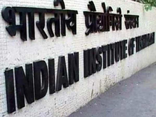 IIT के हॉस्टल में छात्राओं के पहनावे को लेकर फरमान पर विवाद IIT के हॉस्टल में छात्राओं के पहनावे को लेकर फरमान पर विवाद