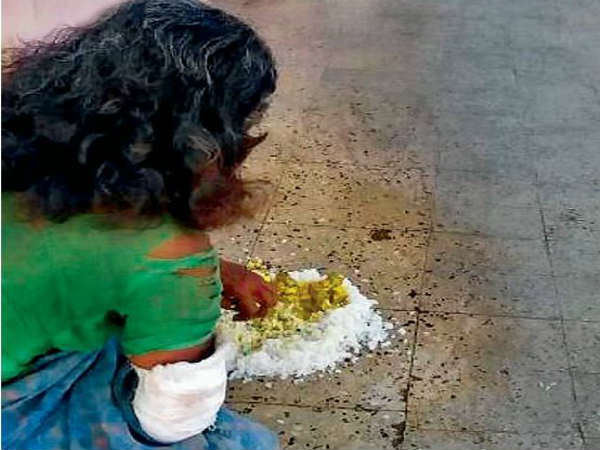 झारखंड: सबसे बड़े अस्पताल में महिला मरीज को डांटा और जमीन पर परोस दिया खाना झारखंड: सबसे बड़े अस्पताल में महिला मरीज को डांटा और जमीन पर परोस दिया खाना