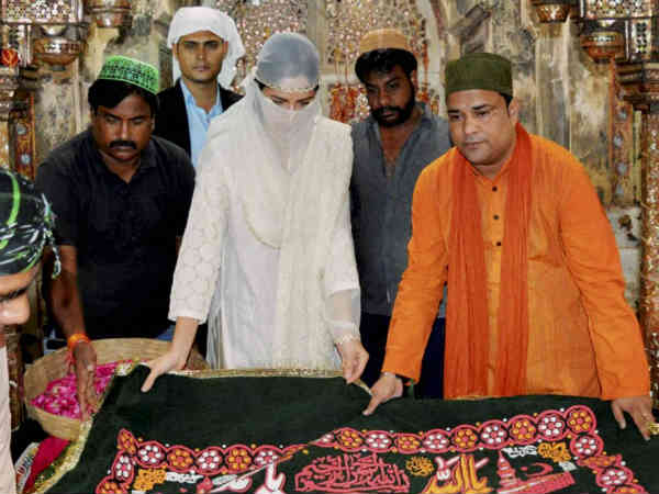 Katrina Kaif offers prayer at Fatehpur Sikri for her film Katrina Kaif offers prayer at Fatehpur Sikri for her film