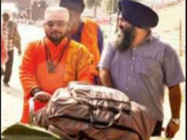 Karachi mahant arrives with remains of 160 Hindus Karachi mahant arrives with remains of 160 Hindus