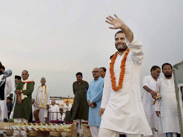 Once again locals took away the cots after Khaat Sabha of Rahul Gandhi Once again locals took away the cots after Khaat Sabha of Rahul Gandhi