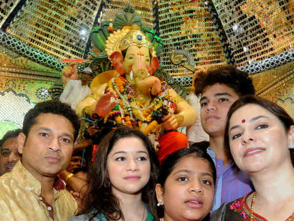 गणेश चतुर्थी : सचिन तेंदुलकर परिवार समेत पहुंचे लालबाग के राजा गणपति के दरबार, देखें वीडियो गणेश चतुर्थी : सचिन तेंदुलकर परिवार समेत पहुंचे लालबाग के राजा गणपति के दरबार, देखें वीडियो