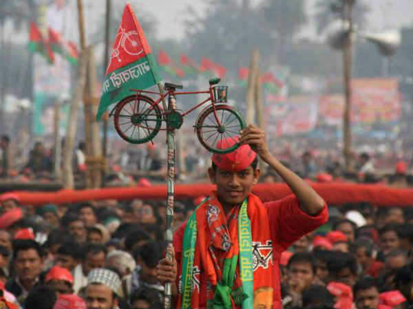 Political drama at its peak in Uttar Pradesh two SP leaders climb at tower Political drama at its peak in Uttar Pradesh two SP leaders climb at tower