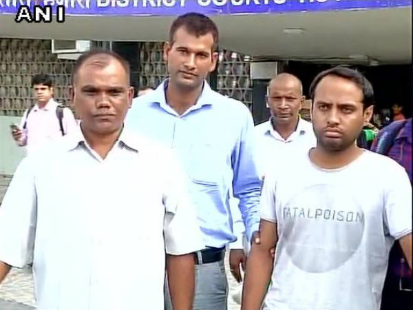 नई दिल्ली। सीबीआई ने जानवरों की खाल के अंतरराष्ट्रीय तस्कर गिरोह का पर्दाफाश किया है। एएनआई के ट्वीट के मुताबिक, इसमें दो तस्करों को गिरफ्तार किया गया है। उनके पास से चीते की दो खाल, खोपड़ी सहित उसके शरीर के कुछ अन्य हिस्से भी ज़ब्त किए गए हैं। इन सभी का वज़न 34 किलोग्राम बताया जा रहा है। नई दिल्ली। सीबीआई ने जानवरों की खाल के अंतरराष्ट्रीय तस्कर गिरोह का पर्दाफाश किया है। एएनआई के ट्वीट के मुताबिक, इसमें दो तस्करों को गिरफ्तार किया गया है। उनके पास से चीते की दो खाल, खोपड़ी सहित उसके शरीर के कुछ अन्य हिस्से भी ज़ब्त किए गए हैं। इन सभी का वज़न 34 किलोग्राम बताया जा रहा है।