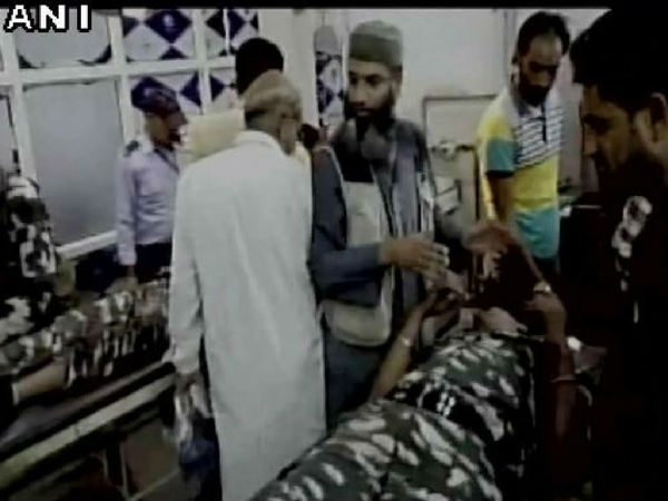 उरी हमले के 8 दिन बाद अब CRPF जवानों पर ग्रेनेड से हमला, 5 जवान घायल उरी हमले के 8 दिन बाद अब CRPF जवानों पर ग्रेनेड से हमला, 5 जवान घायल