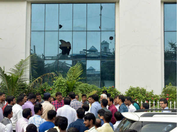 शिवसेना के मुखपत्र सामना में छपे कार्टून पर विवाद में बढ़ींं पार्टी की मुश्किलें शिवसेना के मुखपत्र सामना में छपे कार्टून पर विवाद में बढ़ींं पार्टी की मुश्किलें