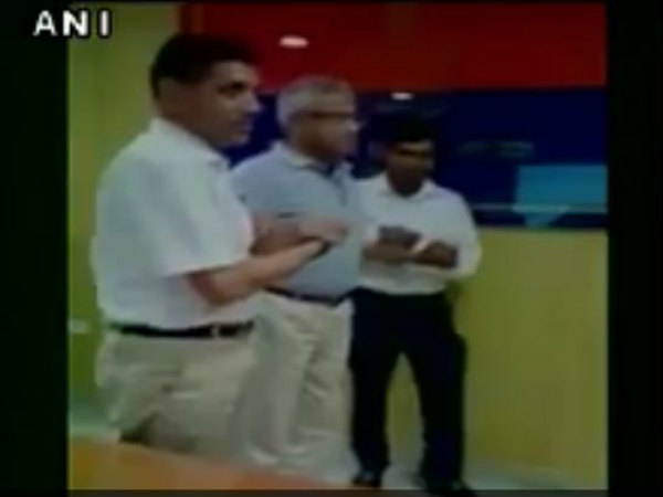 When UP DGP fell down with the taser gun shot in his office. He was taking trial of the taser gun which is likely to be bought by UP police. जब यूपी के डीजीपी पर किया गया टेजर गन से फायर, अपने दफ्तर में ही गन के फायर से फर्श पर गिर पड़े डीजीपी When UP DGP fell down with the taser gun shot in his office. He was taking trial of the taser gun which is likely to be bought by UP police. जब यूपी के डीजीपी पर किया गया टेजर गन से फायर, अपने दफ्तर में ही गन के फायर से फर्श पर गिर पड़े डीजीपी