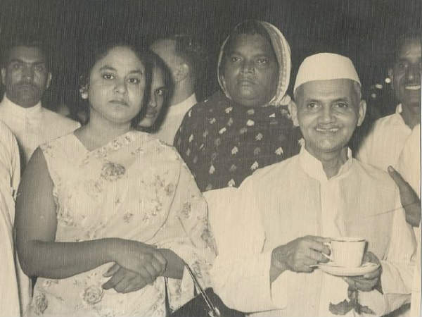 उपनाम लगाना छोड़ दिया