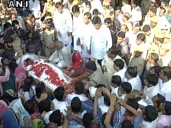 श्रद्धांजलि देने उमड़ी भीड़