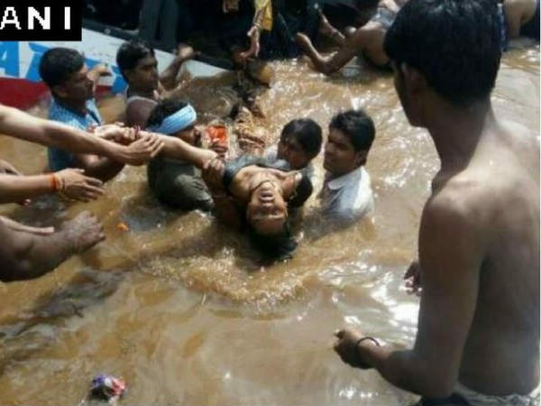नई दिल्ली। मध्यप्रदेश के विदिशा के पास शमशाबाद से लटेरी की तरफ जा रही एक बस नदी में गिर गई। इस हादसे में 9 लोगों के मरने की खबर है। नई दिल्ली। मध्यप्रदेश के विदिशा के पास शमशाबाद से लटेरी की तरफ जा रही एक बस नदी में गिर गई। इस हादसे में 9 लोगों के मरने की खबर है।