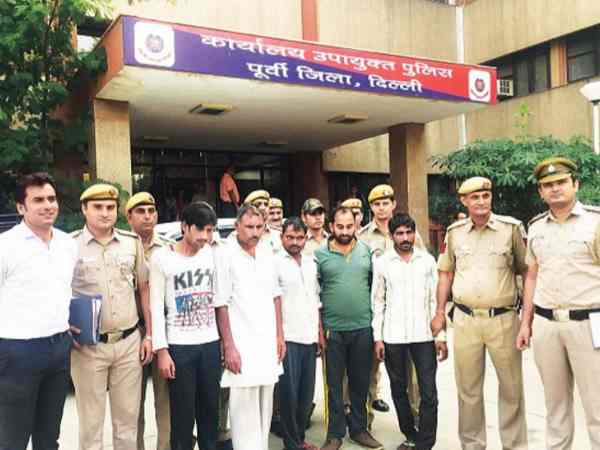 गैंग ने बनाया बंधक, जमकर की पिटाई