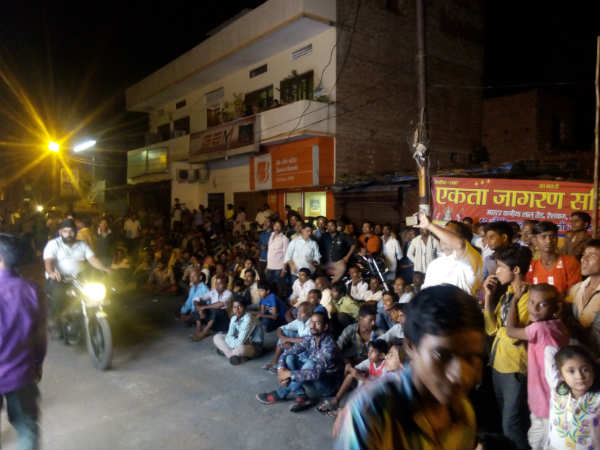 सड़क पर ही बैठ गए लोग