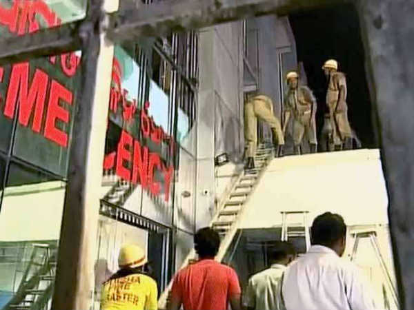 सोमवार शाम ओडिशा की राजधानी भुवनेश्वर के एसयूएम अस्पताल में आग से 20 लोगों की मौत हो गई थी। इस आग को सबसे पहले जिस युवक ने देखा था, उसने आईसीयू के बाहर खड़े गार्ड की भूमिका पर कई सवाल उठाए हैं। खुर्दा जिले के कन्हैयापुर गांव की रजनी को ब्रेन ट्यूमर की वजह से पिछली हफ्ते ही एसयूएम के आईसीयू में भर्ती कराया गया था। सोमवार शाम ओडिशा की राजधानी भुवनेश्वर के एसयूएम अस्पताल में आग से 20 लोगों की मौत हो गई थी। इस आग को सबसे पहले जिस युवक ने देखा था, उसने आईसीयू के बाहर खड़े गार्ड की भूमिका पर कई सवाल उठाए हैं। खुर्दा जिले के कन्हैयापुर गांव की रजनी को ब्रेन ट्यूमर की वजह से पिछली हफ्ते ही एसयूएम के आईसीयू में भर्ती कराया गया था।