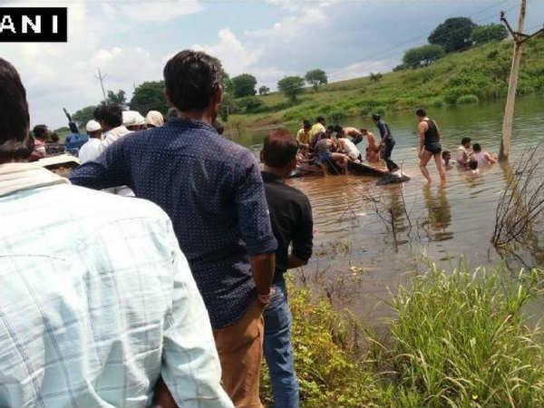 नई दिल्ली। मध्यप्रदेश के विदिशा के पास शमशाबाद से लटेरी की तरफ जा रही एक बस नदी में गिर गई। इस हादसे में 9 लोगों के मरने की खबर है। नई दिल्ली। मध्यप्रदेश के विदिशा के पास शमशाबाद से लटेरी की तरफ जा रही एक बस नदी में गिर गई। इस हादसे में 9 लोगों के मरने की खबर है।
