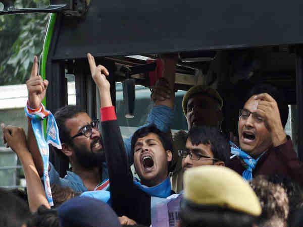 अब अपनी बात से क्यों बदल रहे हैं खान!