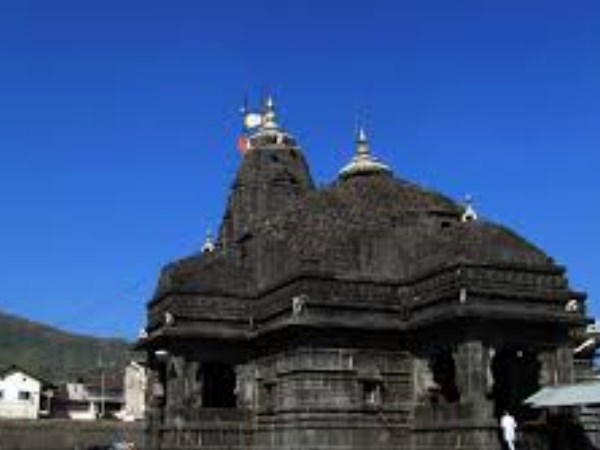 त्र्यंबकेश्वर मंदिर में महिलाओं को सशर्त प्रवेश की इजाजत