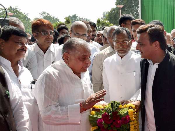 शिवपाल और मुलायम दोनों की लोकप्रियता घटी