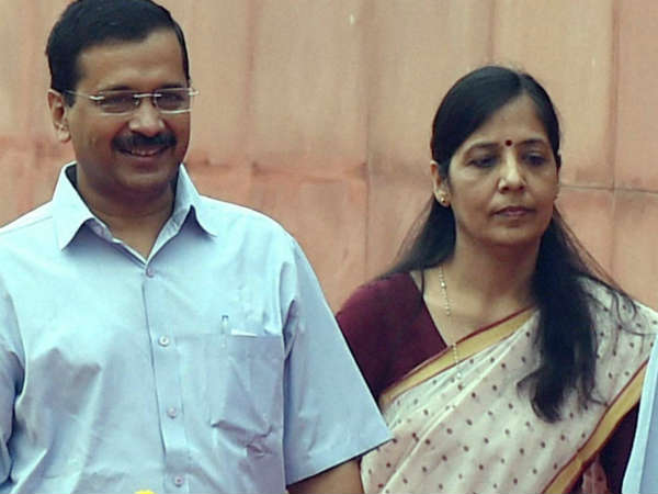 Arvind Kejriwal Visits Gurdwara At Midnight Without Security In Delhi Arvind Kejriwal Visits Gurdwara At Midnight Without Security In Delhi