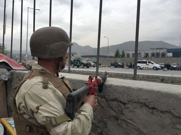 Gunmen attack biggest Shiite shrine in afganistan Kabul, take hostages. माेहर्रम से ठीक एक दिन पहले मंगलवार की शाम कम से कम तीन बंदूकधारियों ने अफगानिस्तान की राजधानी काबुल में सबसे बड़ी शिया दरगाह पर हमला कर दिया। Gunmen attack biggest Shiite shrine in afganistan Kabul, take hostages. माेहर्रम से ठीक एक दिन पहले मंगलवार की शाम कम से कम तीन बंदूकधारियों ने अफगानिस्तान की राजधानी काबुल में सबसे बड़ी शिया दरगाह पर हमला कर दिया।