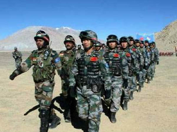 भारतीय सेना और चीन की आर्मी ने पहली बार मिलकर बुधवार को भारतीय सीमा पर बसे एक गांव में किसी आपदा से निबटने के लिए संयुक्त अभ्यास किया। भारतीय सेना और चीन की आर्मी ने पहली बार मिलकर बुधवार को भारतीय सीमा पर बसे एक गांव में किसी आपदा से निबटने के लिए संयुक्त अभ्यास किया।