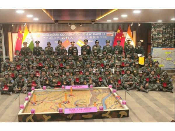 भारतीय सेना और चीन की आर्मी ने पहली बार मिलकर बुधवार को भारतीय सीमा पर बसे एक गांव में किसी आपदा से निबटने के लिए संयुक्त अभ्यास किया। भारतीय सेना और चीन की आर्मी ने पहली बार मिलकर बुधवार को भारतीय सीमा पर बसे एक गांव में किसी आपदा से निबटने के लिए संयुक्त अभ्यास किया।