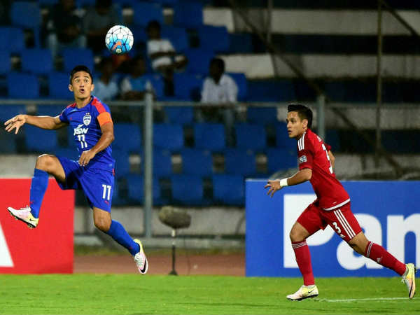 भारतीय फुटबॉल कप्तान सुनील छेत्री के शानदार प्रदर्शन की बदौलत बेंगलुरू एफसी ने एफसी कप के मुकाबले में विरोधी जोहोर दारूल ताजिम एफसी को 3-1 से हराकर भारतीय फुटबॉल में बुधवार को नया अध्याय लिख दिया है। भारतीय फुटबॉल कप्तान सुनील छेत्री के शानदार प्रदर्शन की बदौलत बेंगलुरू एफसी ने एफसी कप के मुकाबले में विरोधी जोहोर दारूल ताजिम एफसी को 3-1 से हराकर भारतीय फुटबॉल में बुधवार को नया अध्याय लिख दिया है।