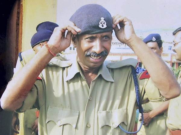 शहीद हेड कॉन्स्टेबल के परिजनों को शिवराज सरकार ने दिया 10 लाख मुआवजा