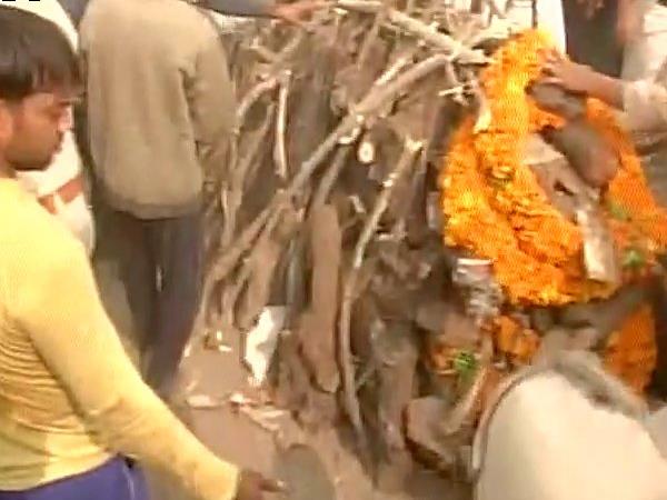 पूर्व सैनिक की आखिरी विदाई देने के लिए नेताओं का लगा जमावड़ा