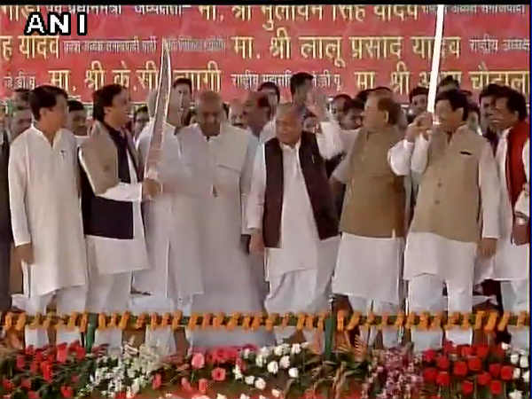 अखिलेश ने शिवपाल के पैर छुए