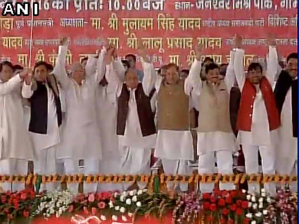 सभी नेताओं ने चाचा-भतीजे को मिलवाया