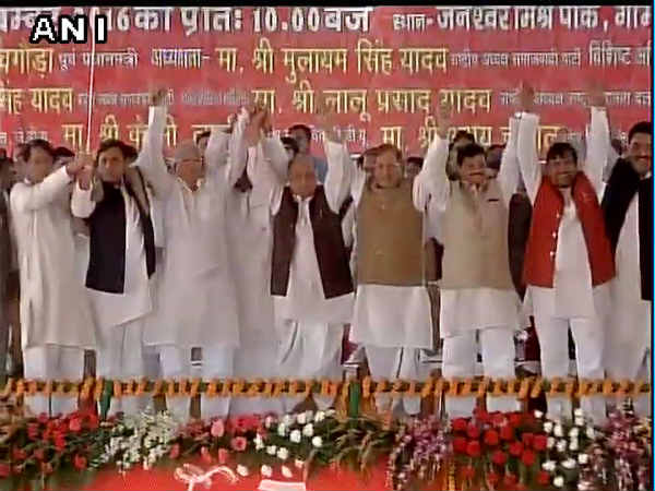 चाचा भतीजे ने एक दूसरे पर साधा निशाना