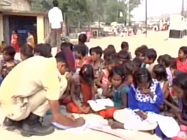 कभी इन बच्चों को खदेड़ते थे पुलिसवाले